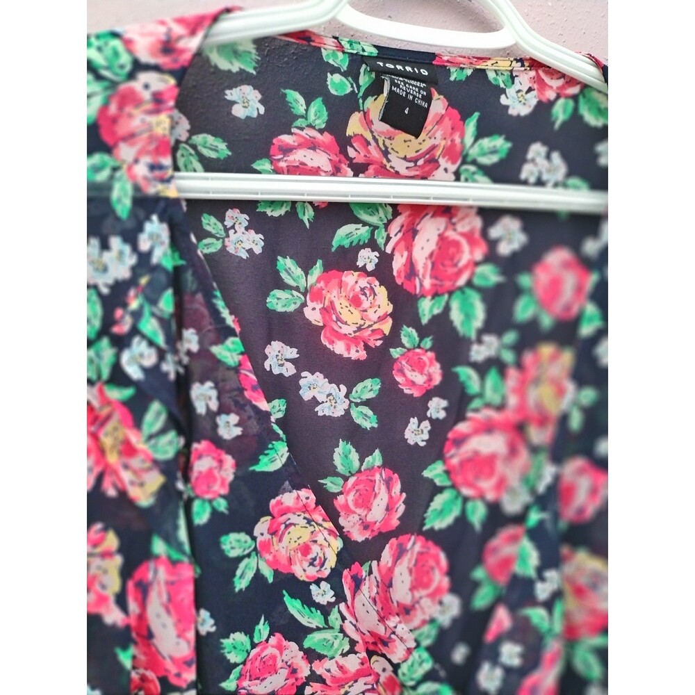 Torrid Floral Button Front Top Torrid Size 4 - Picture 4 of 9